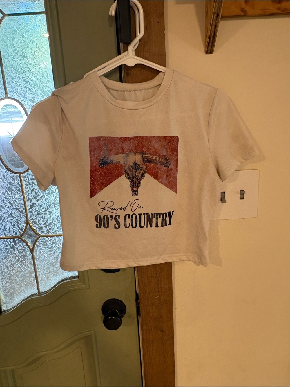 Cropped White '90's Country' Graphic Tee